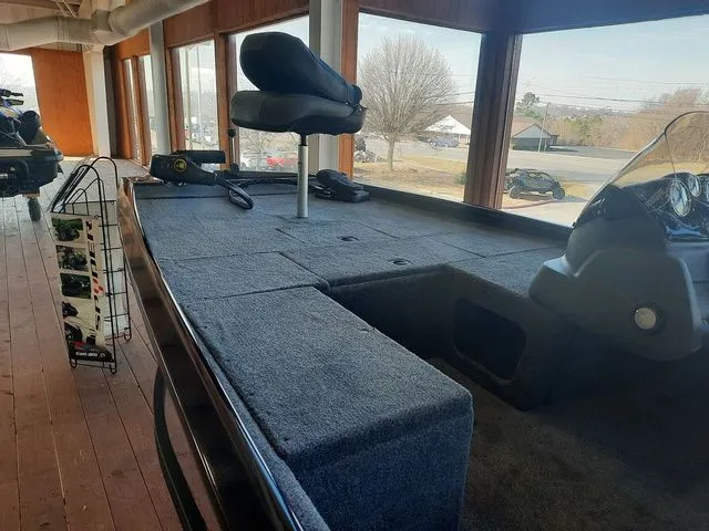 Slide: The Image of Tracker Pro 170 2026 - 5