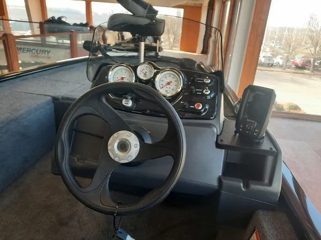 Slide: The Image of Tracker Pro 170 2026 - 6