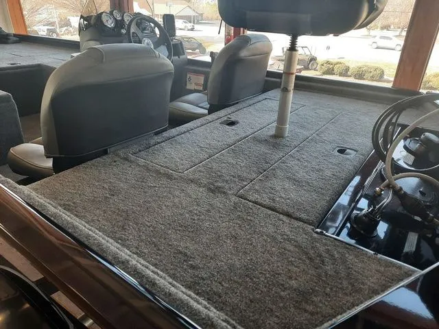 Slide: The Image of Tracker Pro 170 2026 - 7