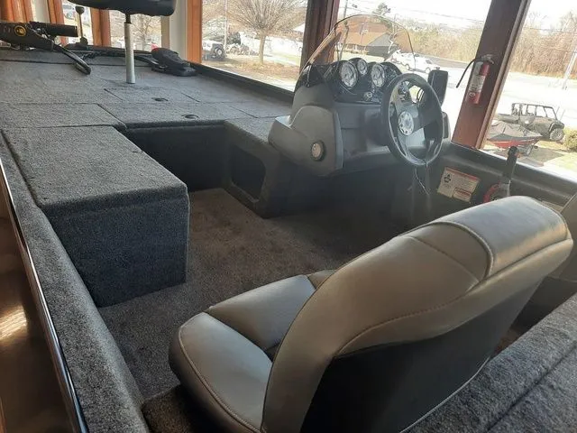 Slide: The Image of Tracker Pro 170 2026 - 8