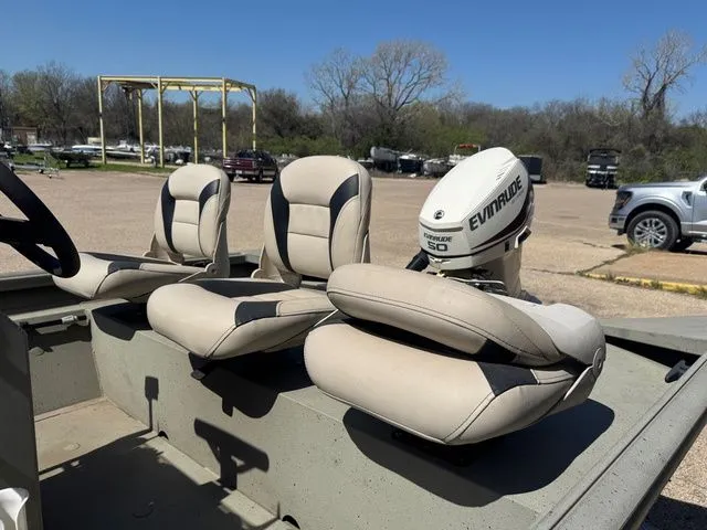 Slide: The Image of Alumacraft MV 1756 CC 2020 - 8