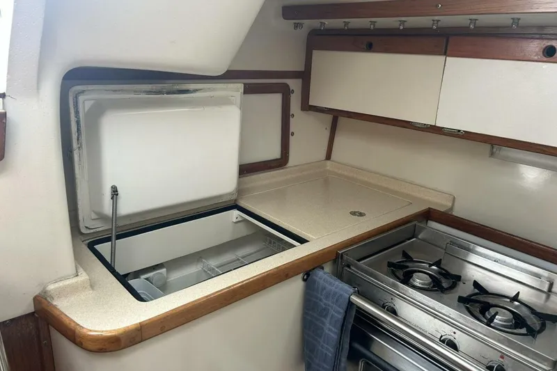 Slide: The Image of 1995 Catalina 320 - 10