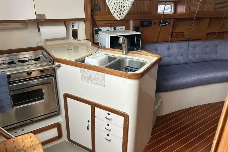 Slide: The Image of 1995 Catalina 320 - 11