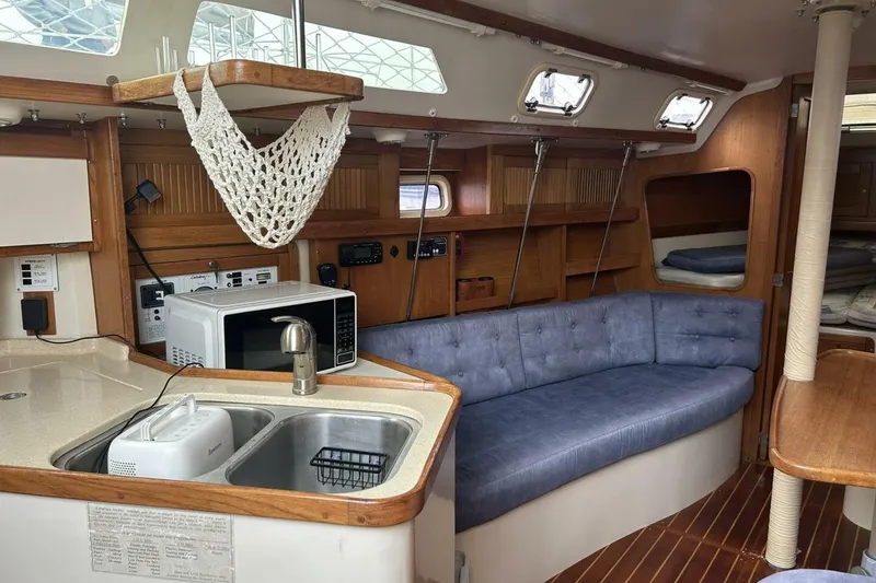 Slide: The Image of 1995 Catalina 320 - 12