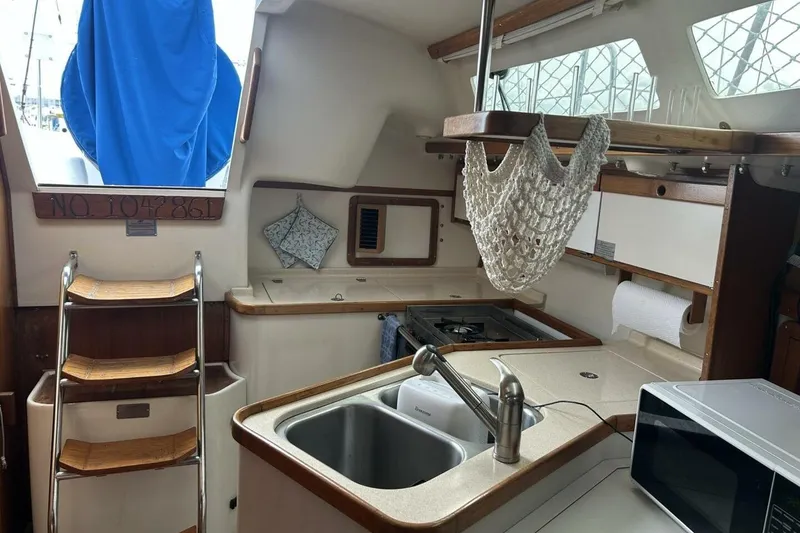 Slide: The Image of 1995 Catalina 320 - 13