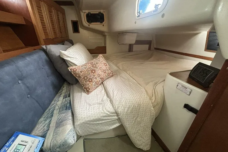 Slide: The Image of 1995 Catalina 320 - 14