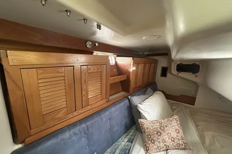 Slide: The Image of 1995 Catalina 320 - 15