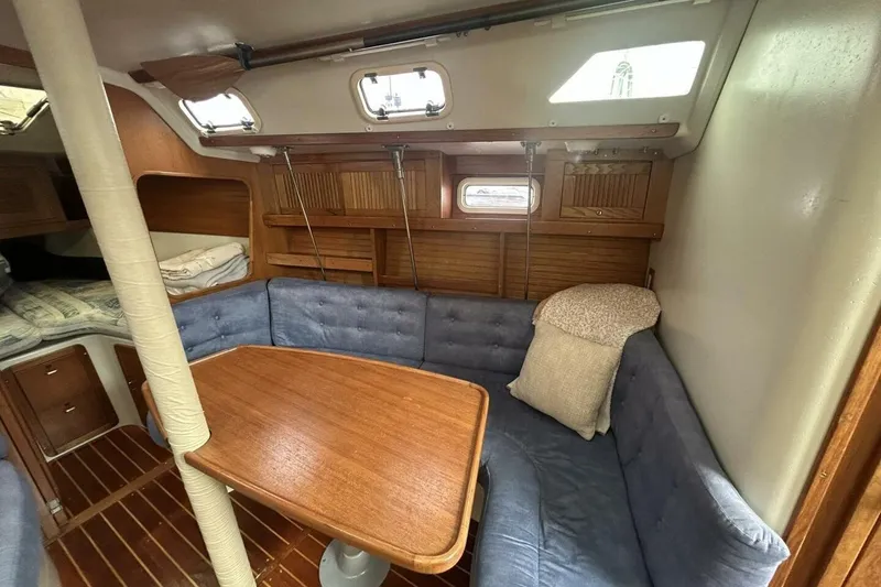 Slide: The Image of 1995 Catalina 320 - 19