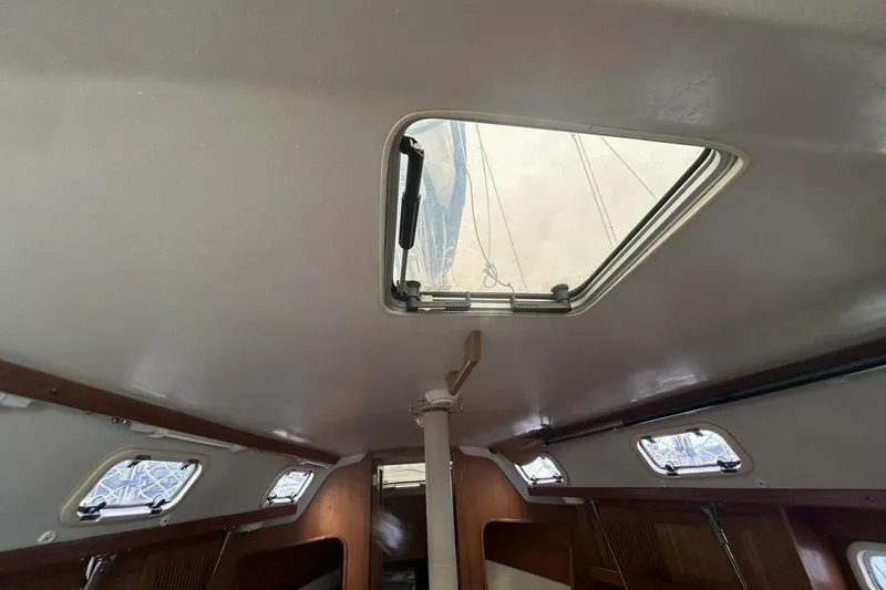 Slide: The Image of 1995 Catalina 320 - 26