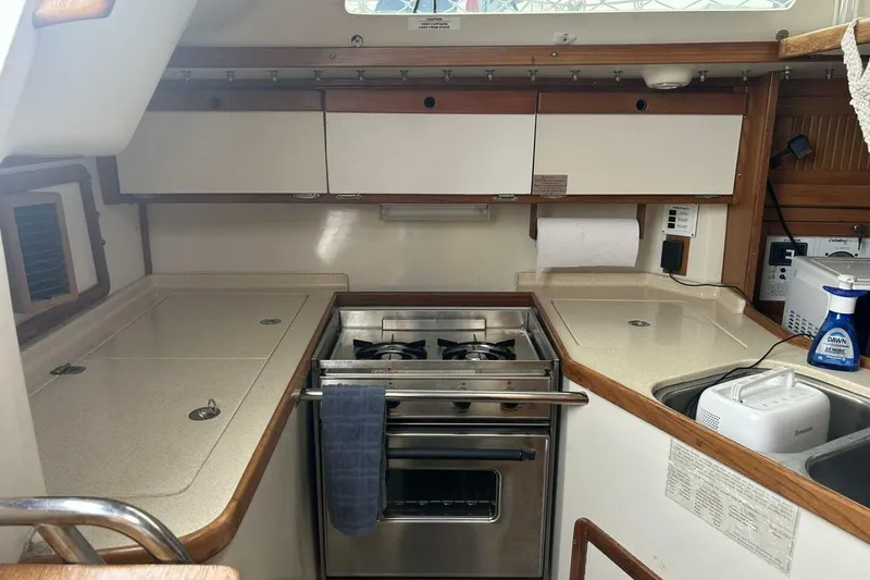 Slide: The Image of 1995 Catalina 320 - 27