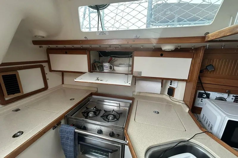 Slide: The Image of 1995 Catalina 320 - 28