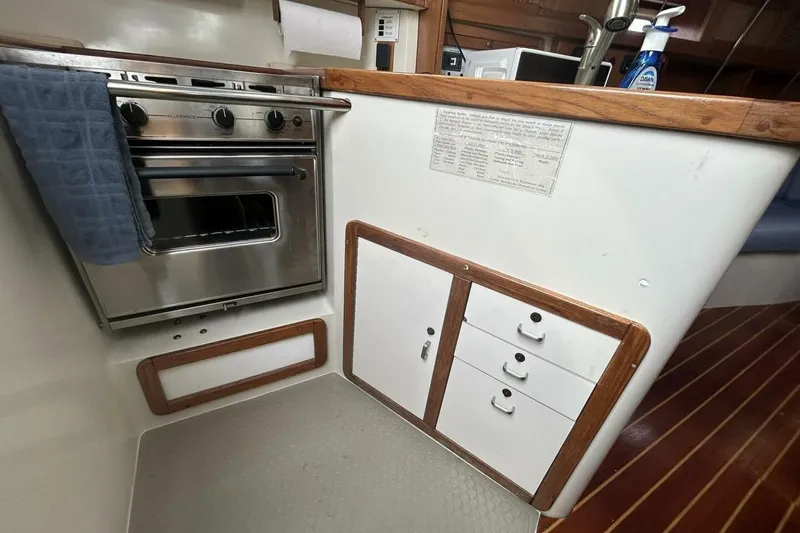 Slide: The Image of 1995 Catalina 320 - 29