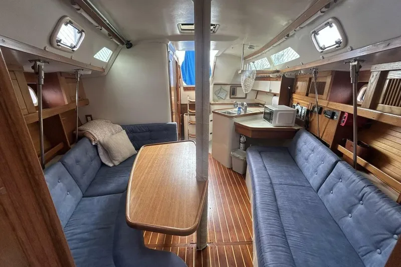 Slide: The Image of 1995 Catalina 320 - 3
