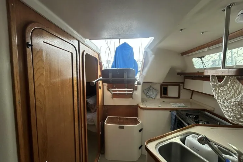 Slide: The Image of 1995 Catalina 320 - 31