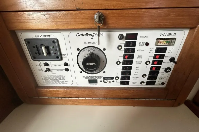 Slide: The Image of 1995 Catalina 320 - 33