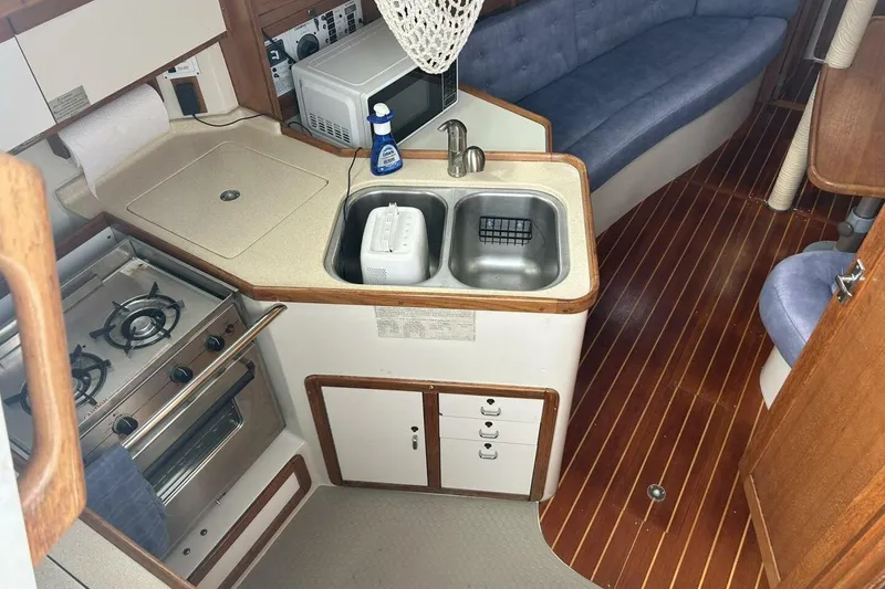 Slide: The Image of 1995 Catalina 320 - 4