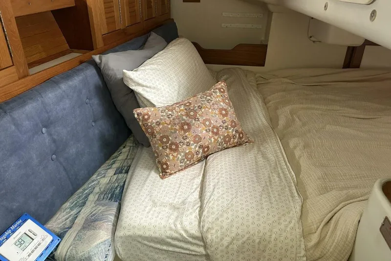 Slide: The Image of 1995 Catalina 320 - 6