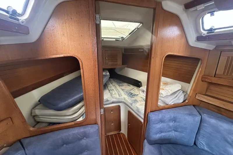 Slide: The Image of 1995 Catalina 320 - 7
