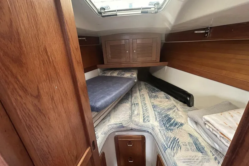 Slide: The Image of 1995 Catalina 320 - 8