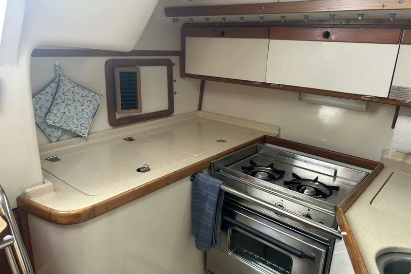 Slide: The Image of 1995 Catalina 320 - 9