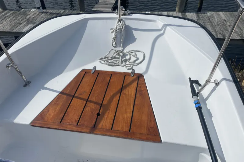 Slide: The Image of 1987 Boston Whaler 17 Montauk boat deck with wooden hatch and rope. - 5