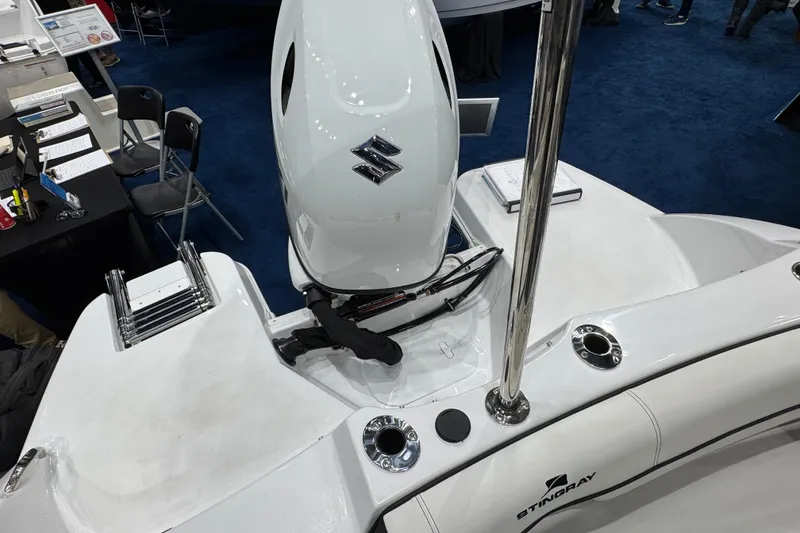 Slide: The Image of 2026 Stingray 191 DC boat with Suzuki outboard motor at a marine exhibition. - 18