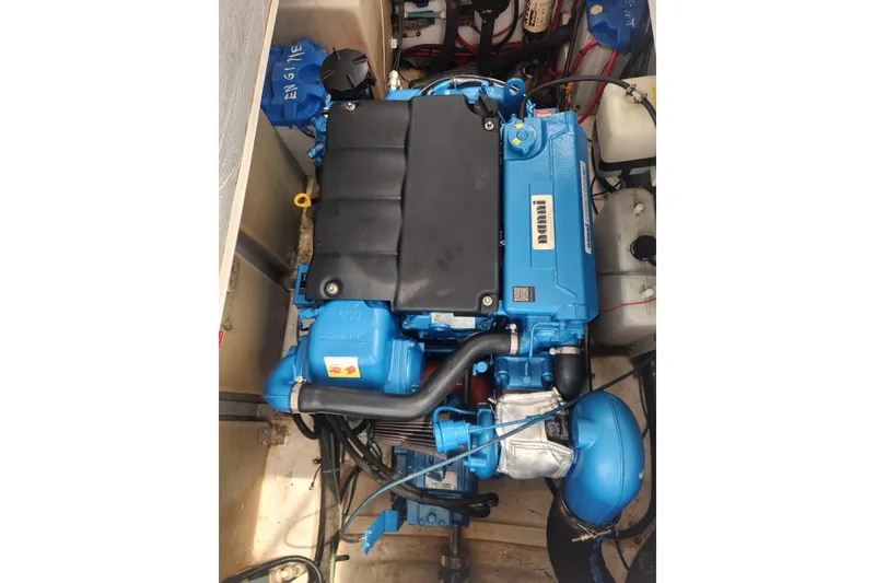 Slide: The Image of Blue marine engine in a 2004 Legacy 28ft boat, detailed view. - 44