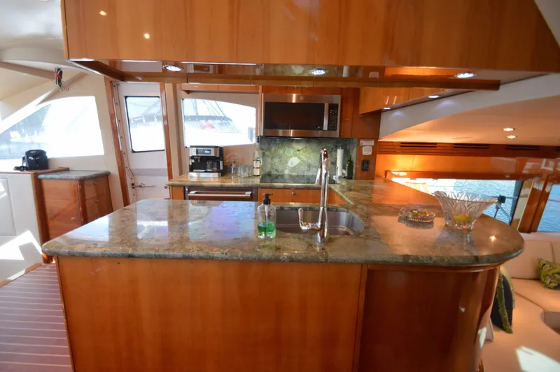 Slide: The Image of Hatteras 64 Motor Yacht 2006 - 17