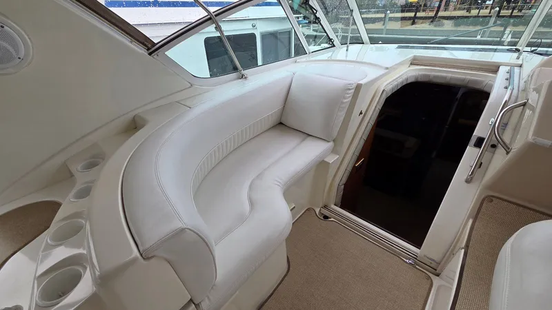Slide: The Image of Interior of 2000 Cruisers Yachts 4450 Express Motoryacht. - 16