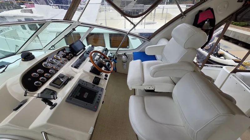 Slide: The Image of Interior of 2000 Cruisers Yachts 4450 Express Motoryacht cockpit. - 17