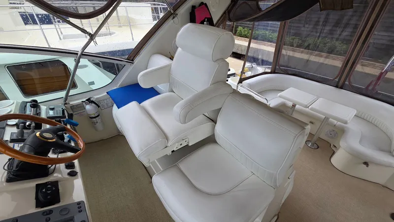 Slide: The Image of Interior of 2000 Cruisers Yachts 4450 Express Motoryacht. - 18