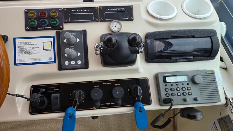 Slide: The Image of Control panel of 2000 Cruisers Yachts 4450 Express Motoryacht. - 24