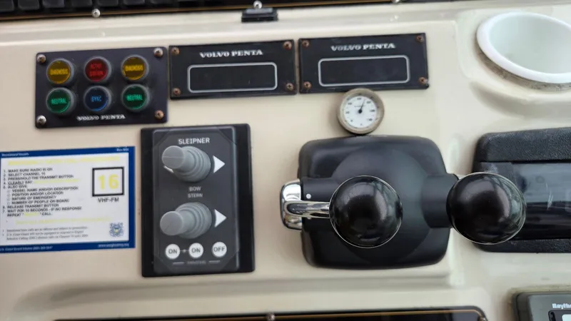 Slide: The Image of Control panel of 2000 Cruisers Yachts 4450 Express Motoryacht. - 25