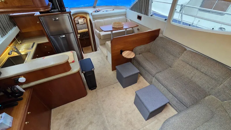 Slide: The Image of Interior of 2000 Cruisers Yachts 4450 Express Motoryacht. - 28