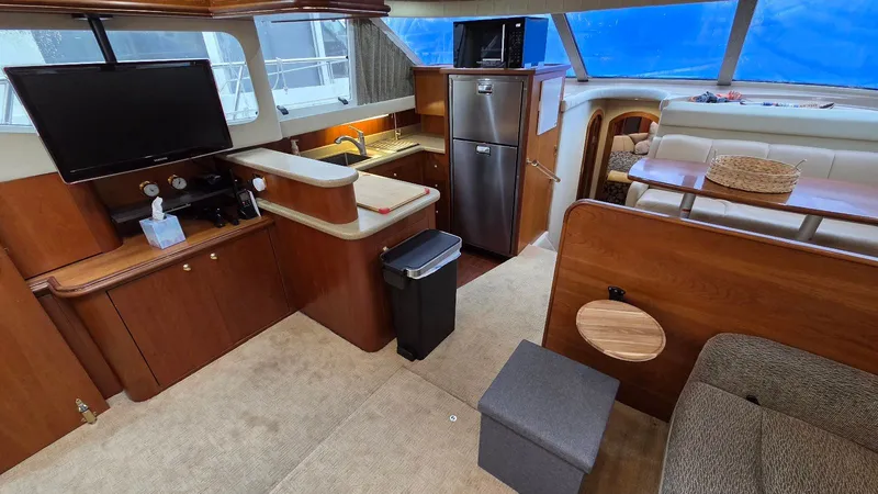Slide: The Image of Interior of 2000 Cruisers Yachts 4450 Express Motoryacht. - 30