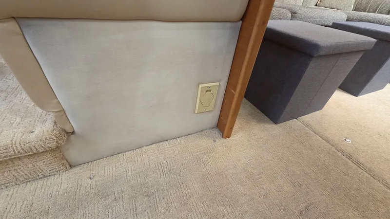 Slide: The Image of Interior of 2000 Cruisers Yachts 4450 Express Motoryacht. - 38