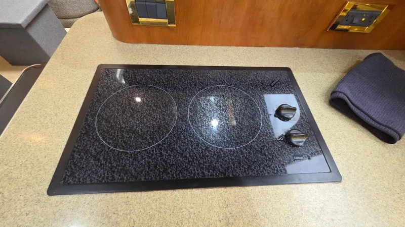 Slide: The Image of Kitchen area of the 2000 Cruisers Yachts 4450 Express Motoryacht. - 40