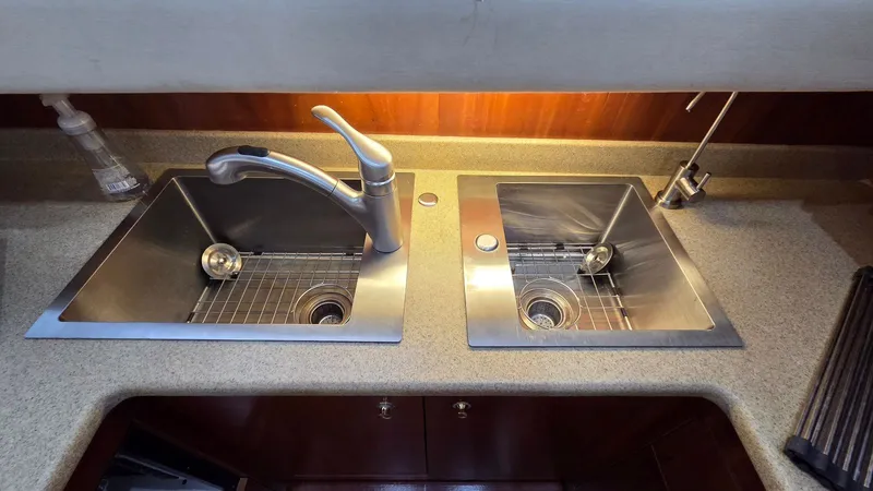 Slide: The Image of Cruisers 4450 Express Motoryacht 2000 - 42