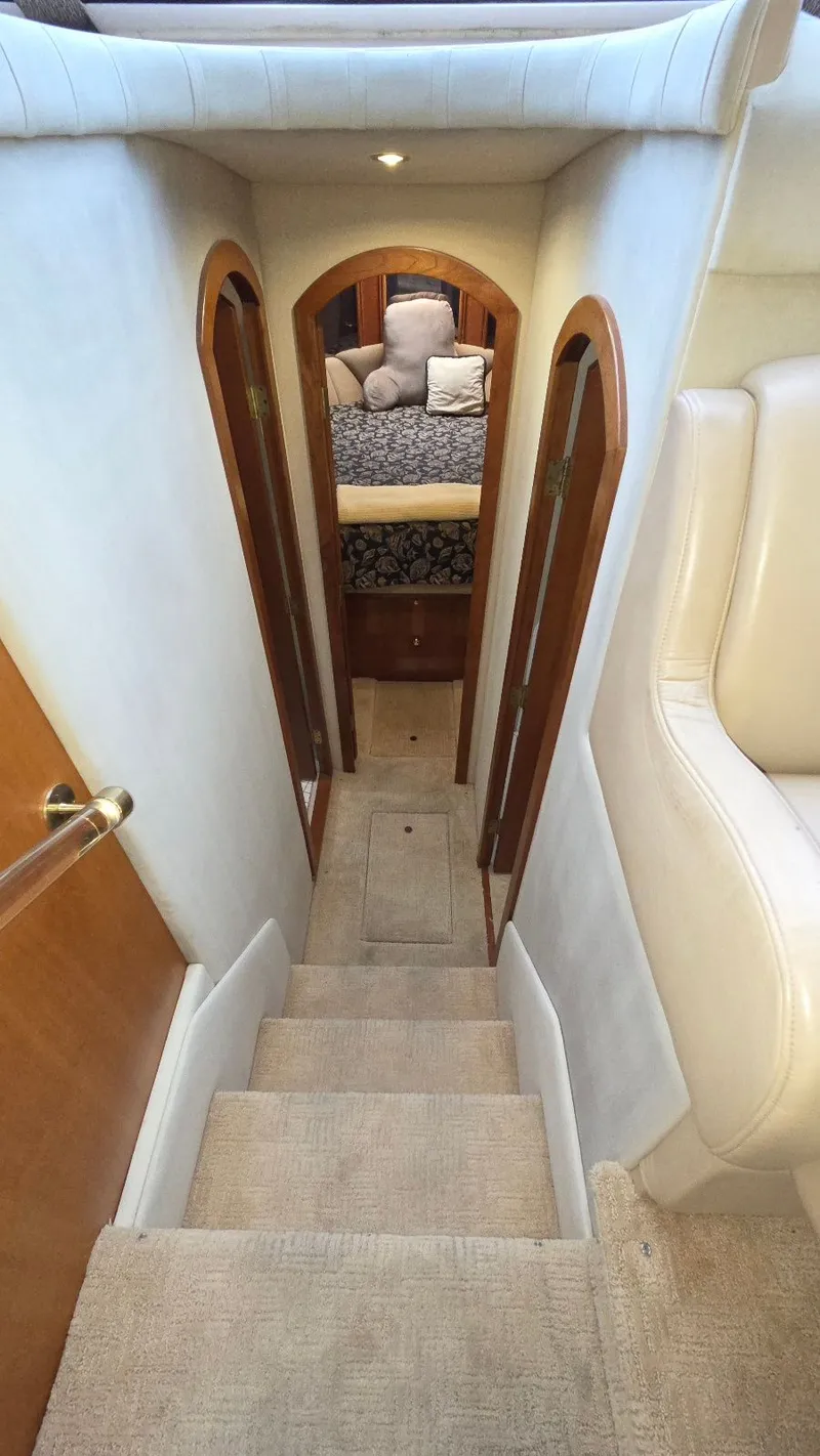 Slide: The Image of Interior of 2000 Cruisers Yachts 4450 Express Motoryacht. - 44