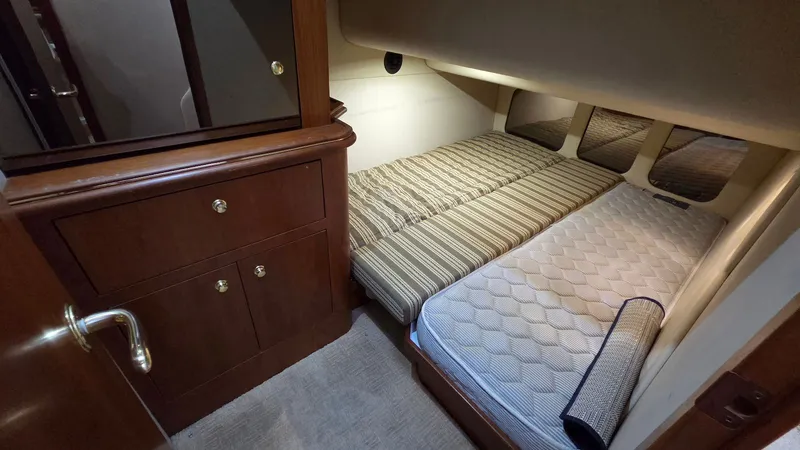 Slide: The Image of Interior of 2000 Cruisers Yachts 4450 Express Motoryacht cabin. - 46