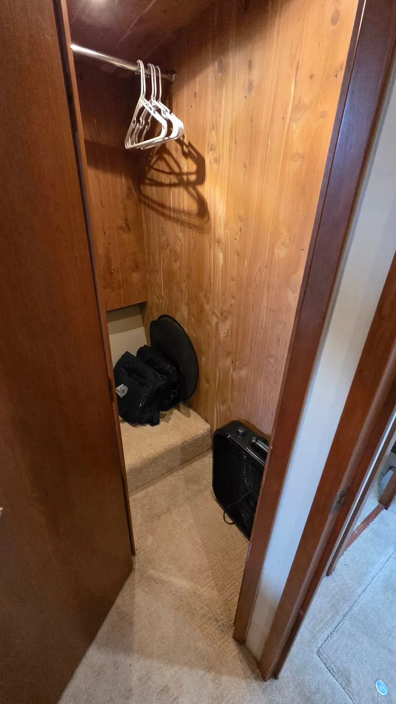 Slide: The Image of Cruisers 4450 Express Motoryacht 2000 - 50