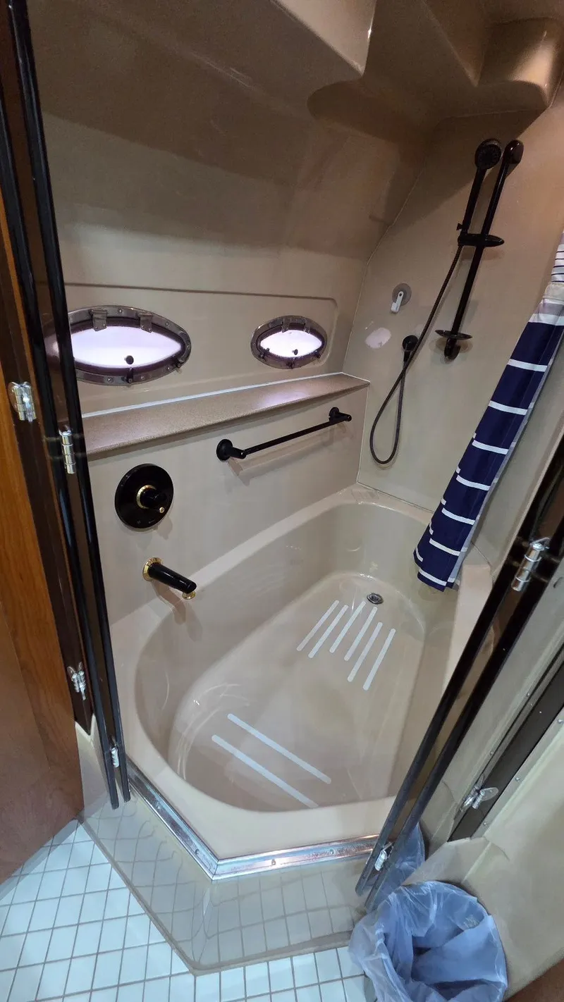 Slide: The Image of Cruisers 4450 Express Motoryacht 2000 - 58