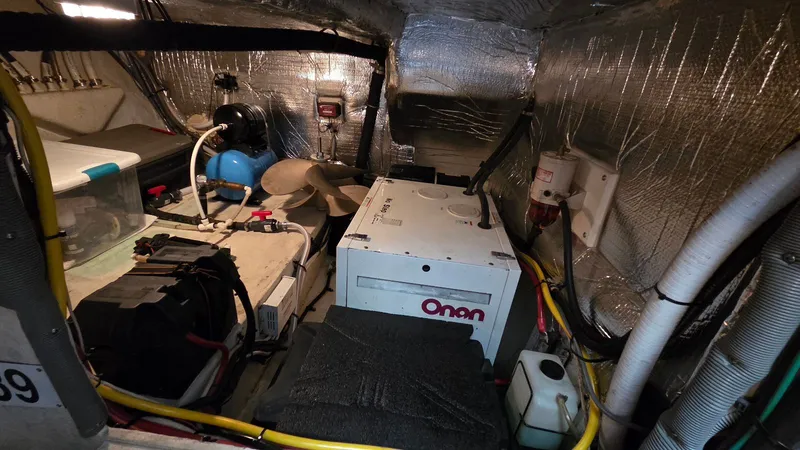 Slide: The Image of Cruisers 4450 Express Motoryacht 2000 - 61