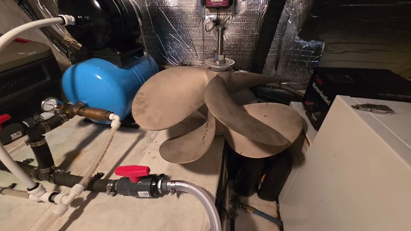 Slide: The Image of Cruisers 4450 Express Motoryacht 2000 - 63