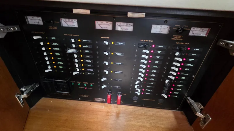 Slide: The Image of Cruisers 4450 Express Motoryacht 2000 - 71