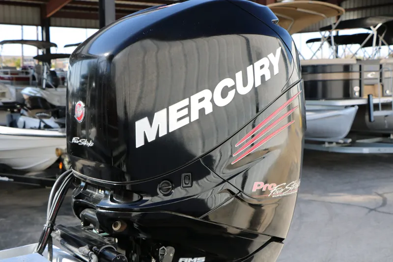 Slide: The Image of Mercury outboard motor on 2014 Sun Tracker Party Barge. - 18