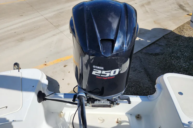 Slide: The Image of 2016 Hurricane SunDeck 2400 OB with Yamaha 250 outboard motor. - 37