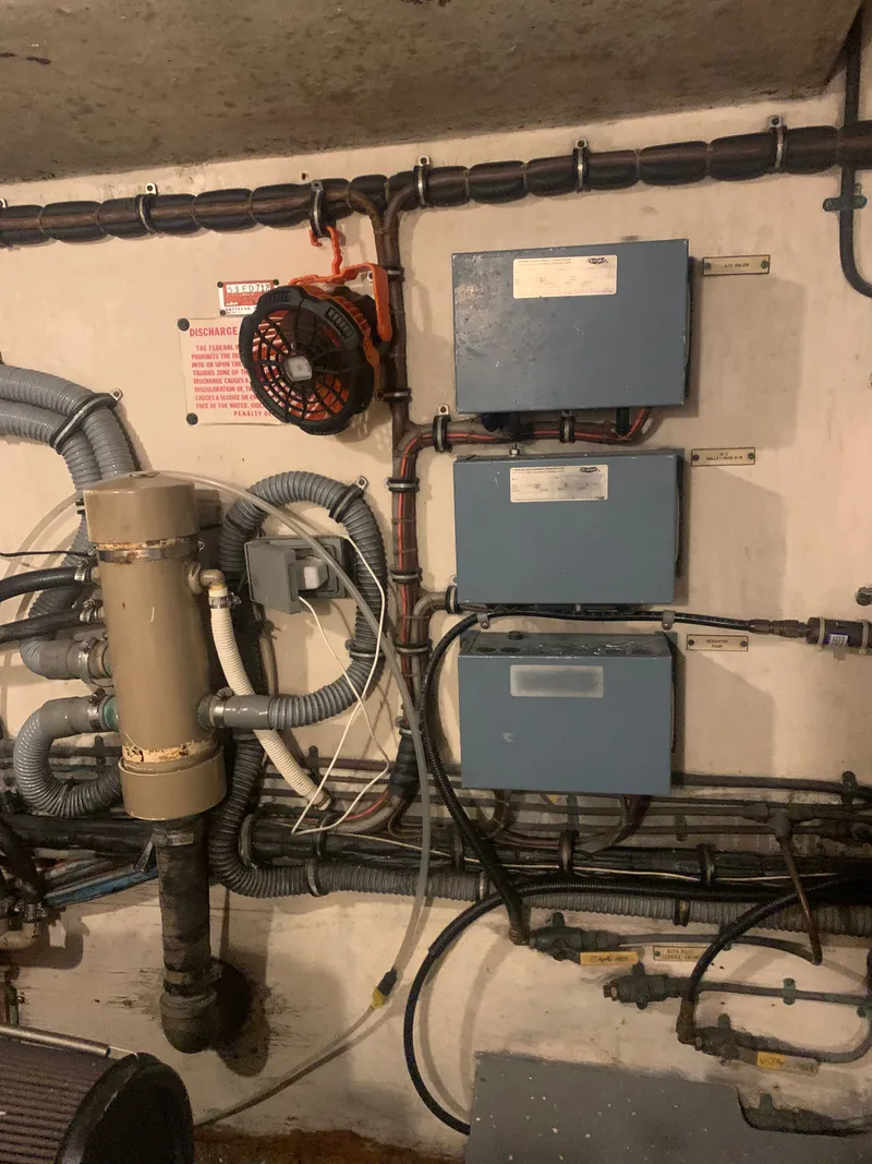 Slide: The Image of Hatteras 53 Extended Deckhouse Motor Yacht 1984 - 104