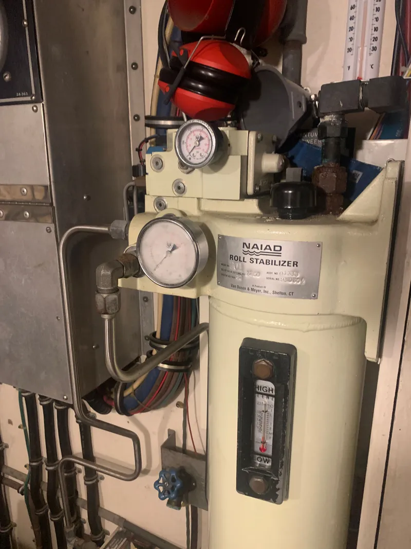 Slide: The Image of Hatteras 53 Extended Deckhouse Motor Yacht 1984 - 108