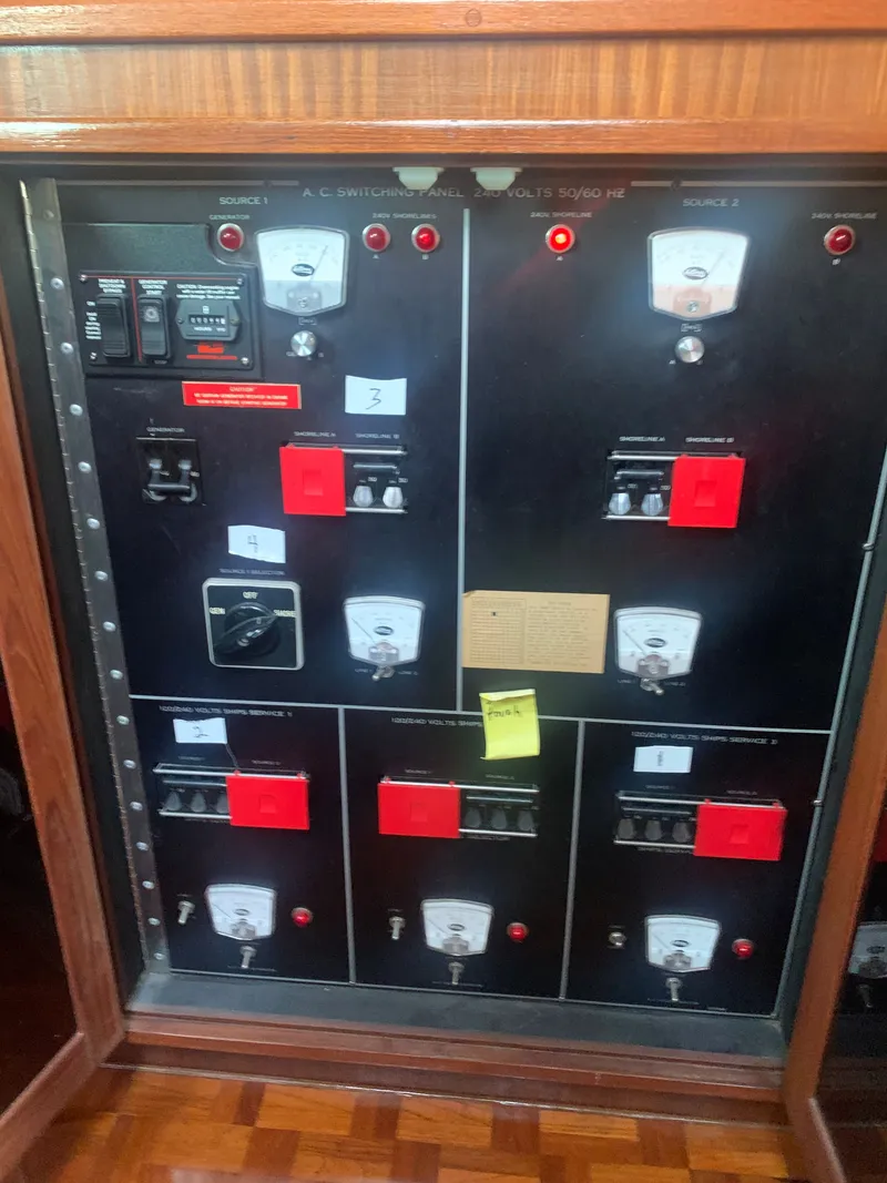 Slide: The Image of Hatteras 53 Extended Deckhouse Motor Yacht 1984 - 24